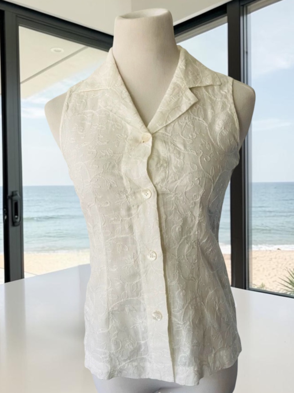 MAX MARA WHITE EMBROIDERED SLEEVELESS BUTTON FRONT TOP SIZE 4